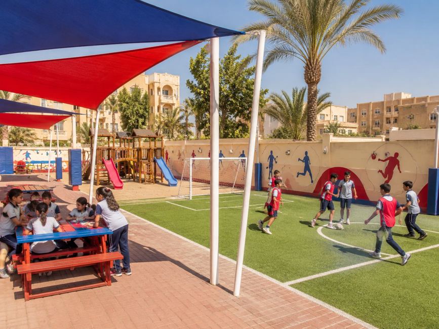 ملاعب وأنشطة